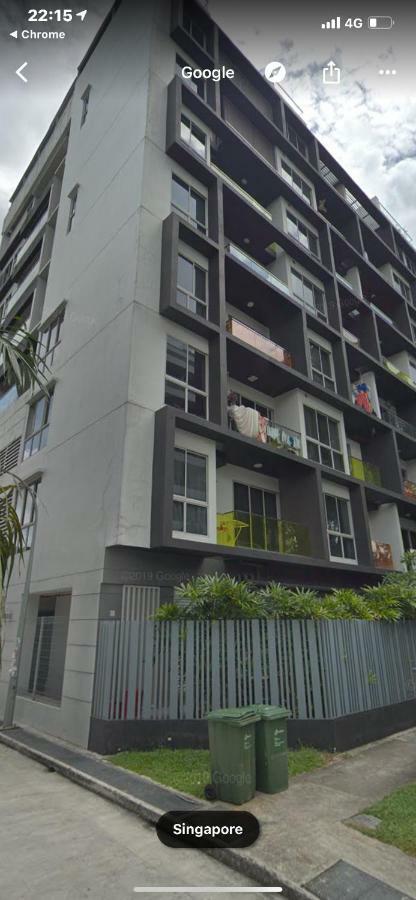 Chris Ở trọ Singapore